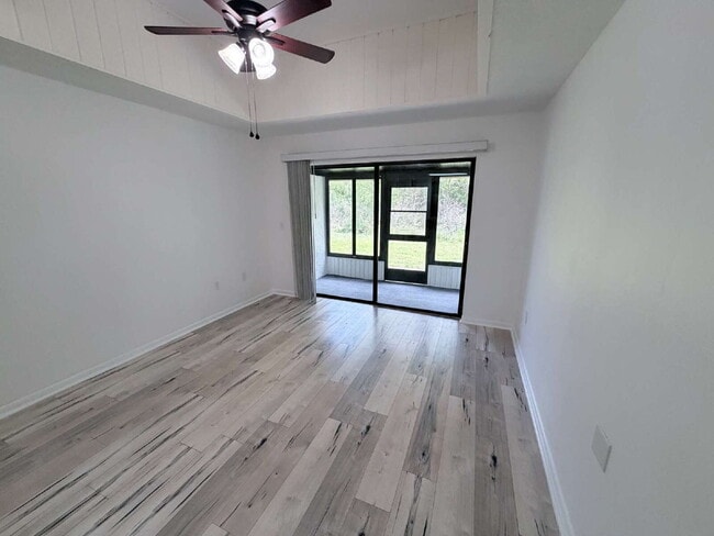 Building Photo - 2 Bedroom Condo on a Corner Lot Available for Rent