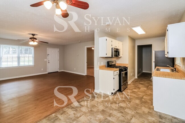 Building Photo - This charming 3BR 2BA home is ready to welcome you home