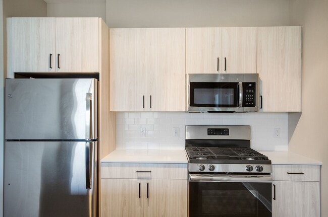 Building Photo - Two Bedroom Luxury Apartment (Elevator Building)