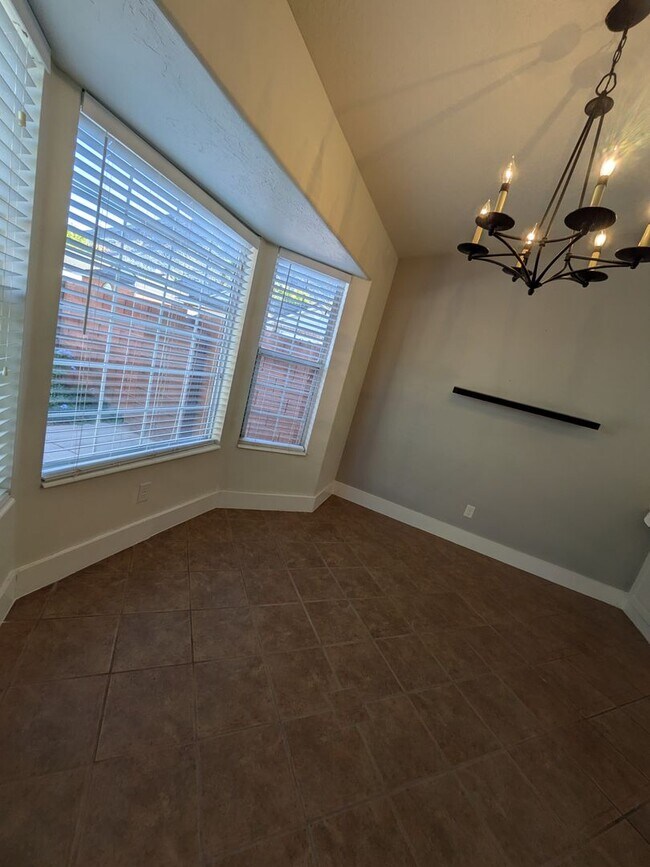 Building Photo - Low-Maintenance Living in the Heart of St. George