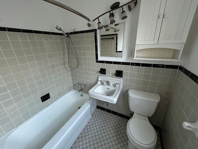 Building Photo - Spacious 3/2 home available now, and conveniently located near downtown and Manatee Hospital