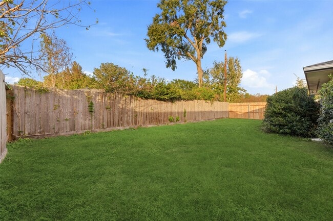 Building Photo - 5814 Viking Dr