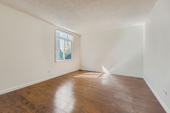 Building Photo - Beautiful & Modern 2 bedroom in Denver!