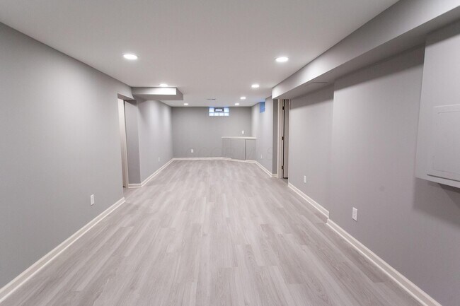 Building Photo - 2295 Shrewsbury Rd