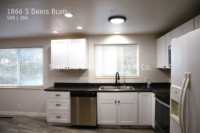 Building Photo - 1866 S Davis Blvd