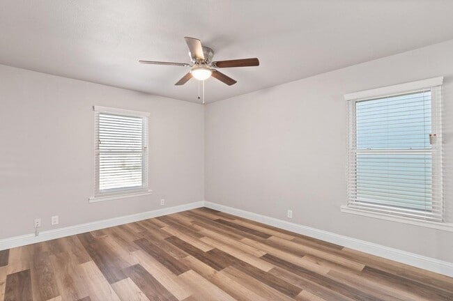 Building Photo - 423 E Morton St