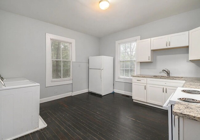 Building Photo - Spacious 3bd/2ba in Capitol View w/ Huge F...