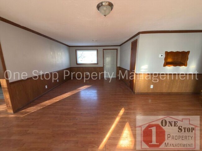 Building Photo - Amazing 3 Bedroom, 1.5 Bathroom in Raytown!