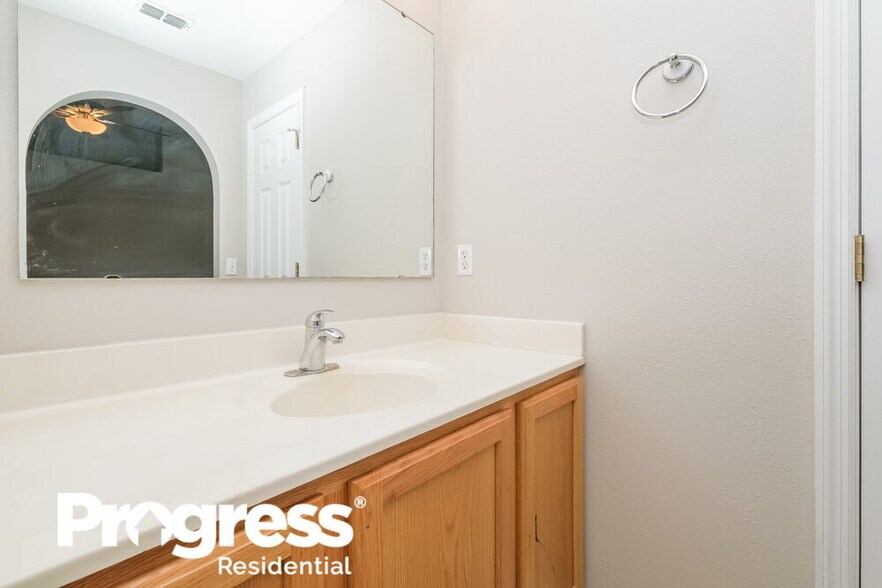 Building Photo - 927 Brenton Leaf Dr