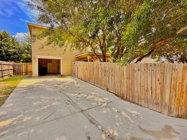 Building Photo - Spacious 3x2.5 South Austin Home
