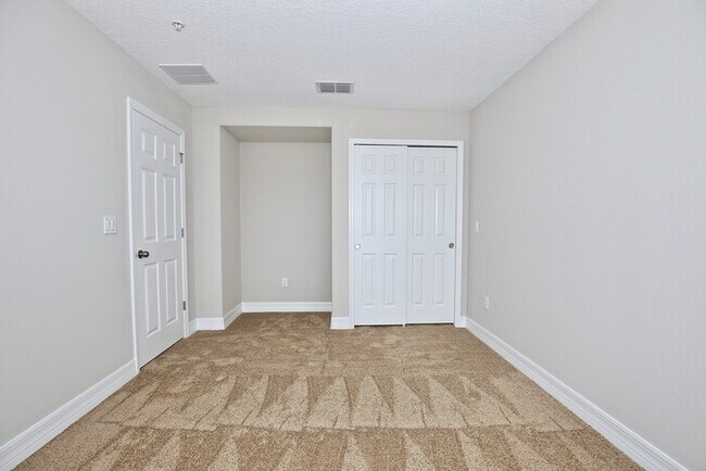 Building Photo - Beautifully Appointment 3/2 Modern Townhom...