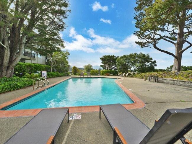 Building Photo - 367 Eden Roc Dr