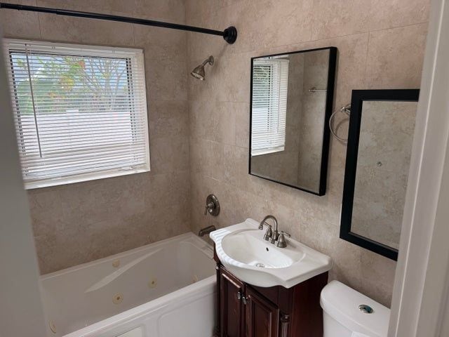 Building Photo - 2018 NE 14th Ct