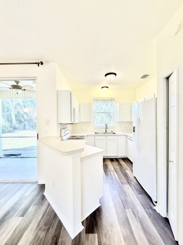 Building Photo - 13706 Forest Lake Dr