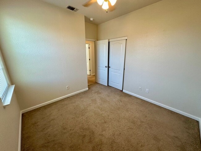 Building Photo - Lovely home with all new appliances and la...