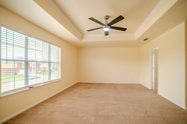 Building Photo - "Spacious 3-Bed, 3-Bath Gem on Bridgewood Drive"