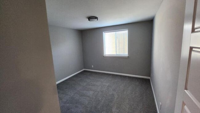 Building Photo - 4 bed 3 bath 2 car garage all maintenance ...