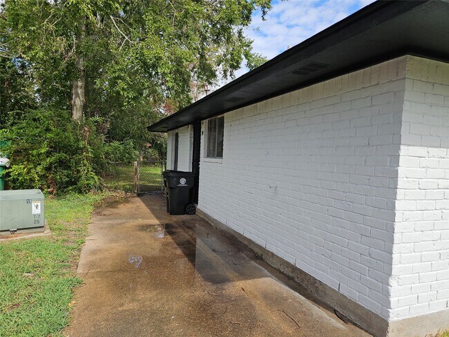 Building Photo - 11023 Linvale Dr