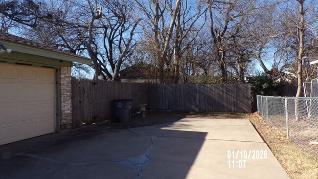 Building Photo - Fantasic Country Club West Home  1/2 OFF FIRST FULL MONTH'S RENT