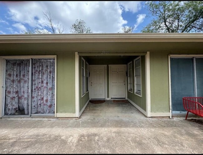 Building Photo - 2900 Lovell Dr