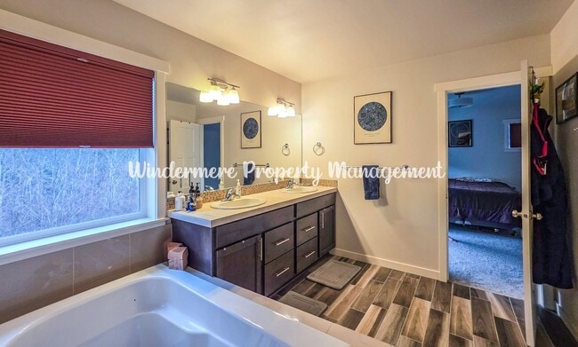 Building Photo - Gorgeous, Spacious 4 bed Home, CK Schools, LARGE fully fenced yard - A/C, close to trails and more!