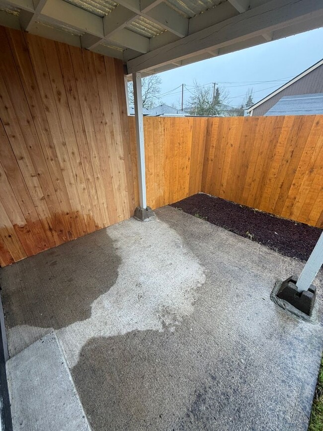 Building Photo - Newly Remodeled Large 2 Bedroom!