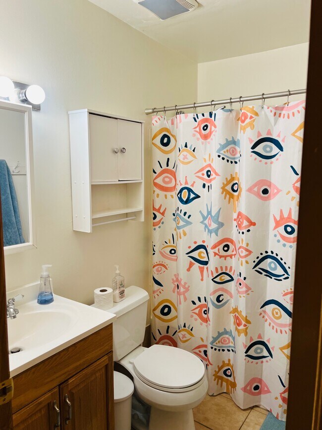 Building Photo - 653 Swan Dr