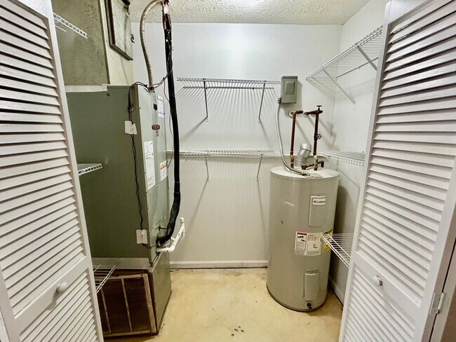 Building Photo - 2 Bed 1.5 Bath Pay ONLY Electric!
