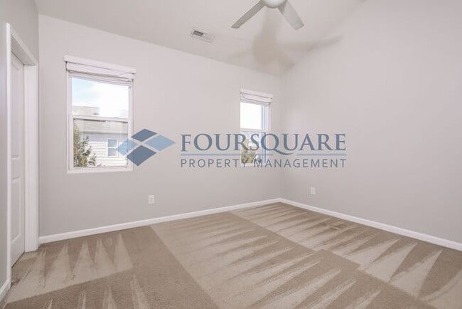 Building Photo - Conveniently Located Townhome With 3 Beds and 2.5 Baths