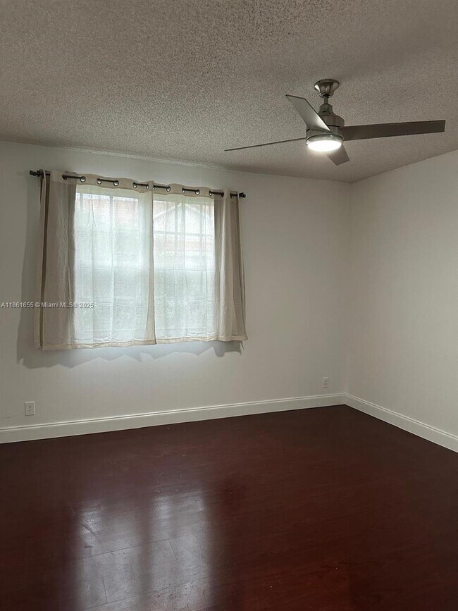 Building Photo - 991 Sevilla Cir