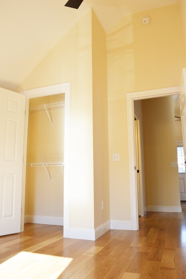 Building Photo - 220 North Ave