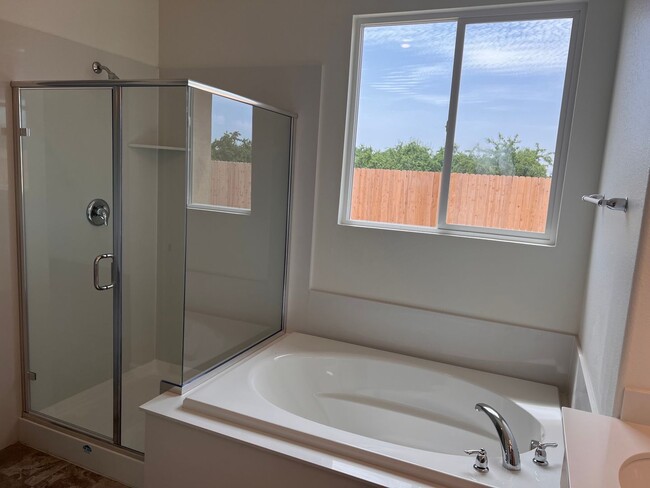 Building Photo - 5 Bed/ 2 Bath AVAILABLE NOW!