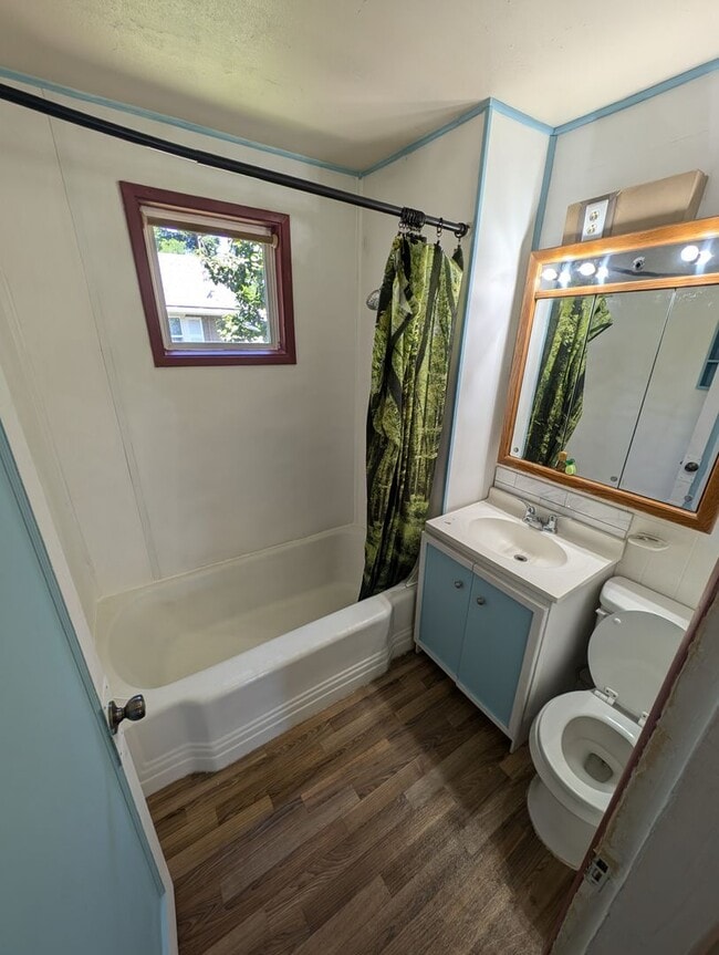 Building Photo - A Quarky Bremerton Original! Tons of Space...