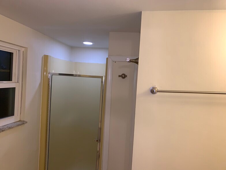 Building Photo - 4268 Sample Ct