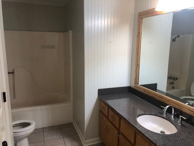 Building Photo - 2202 Holly Hill Dr