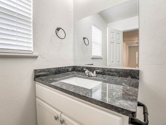 Building Photo - 4 bedroom 2 bath home in Shawnee!