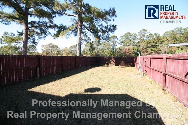 Building Photo - Charming 2BD/2 BA End Unit Townhouse w/Fireplace and Fenced Backyard