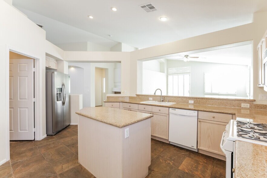 Building Photo - 45 Pangloss St