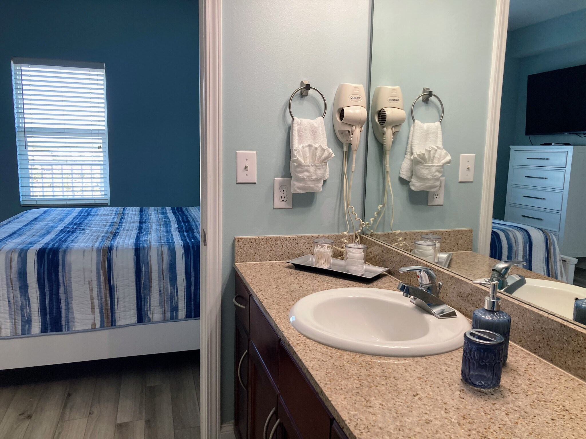 Building Photo - 9860 S Thomas Dr