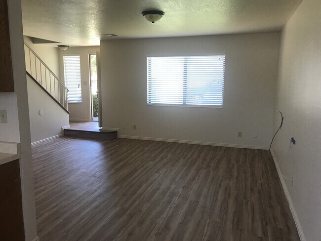 Building Photo - Townhome near College