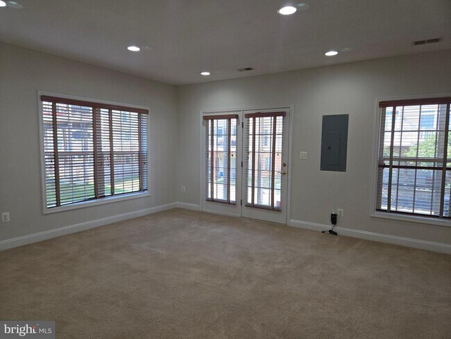 Building Photo - 25550 Oak Medley Terrace