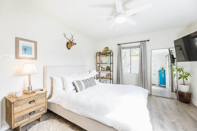 Building Photo - 1326 W Roma Ave