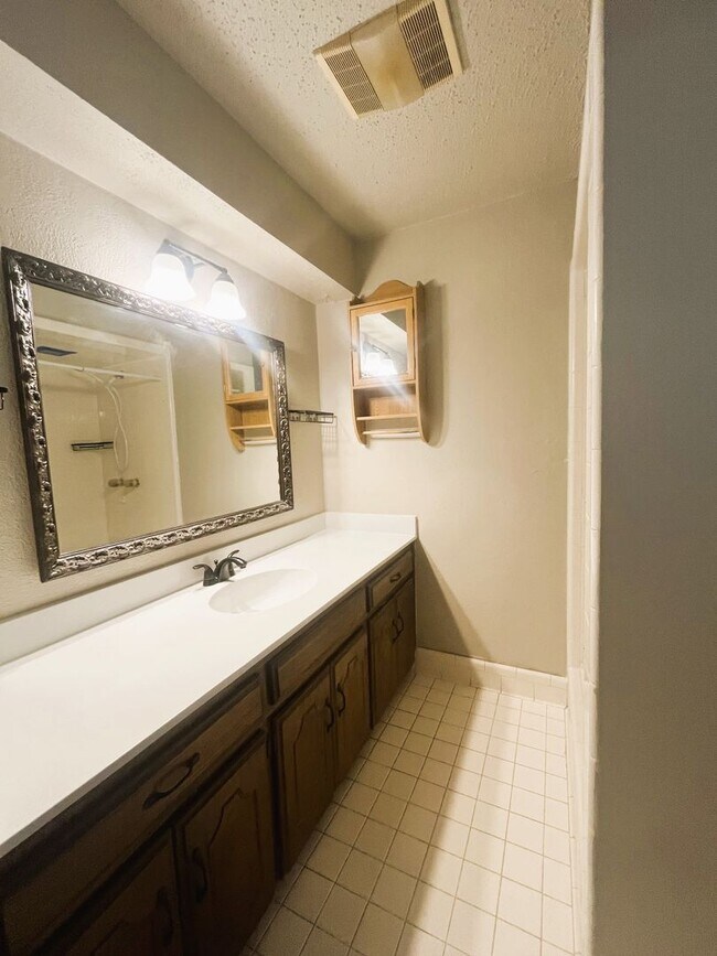 Building Photo - Norman. 3 bed, 2bath, 2 car garage with storm shelter