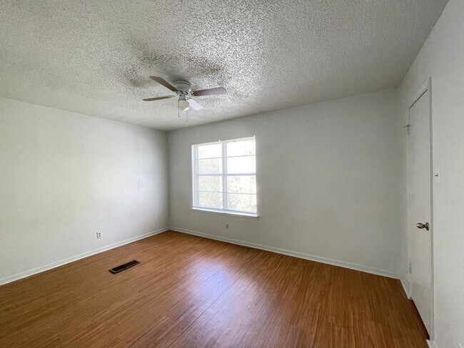 Building Photo - 1704 Bundrant Dr