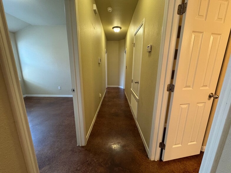 Building Photo - 4305 Cambridge Dr