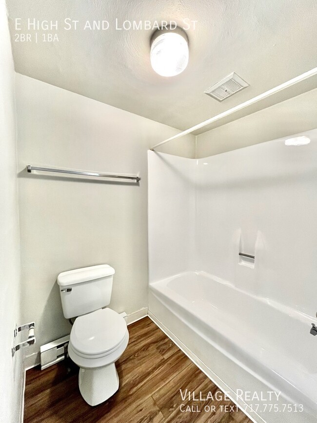 Building Photo - Huge 2-Bed apartment with washer/dryer hoo...