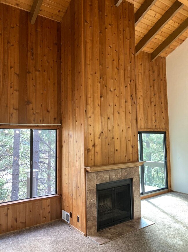 Building Photo - Enchanting Four Bedroom Two and Half Bath Condo in North Meadow Bay.