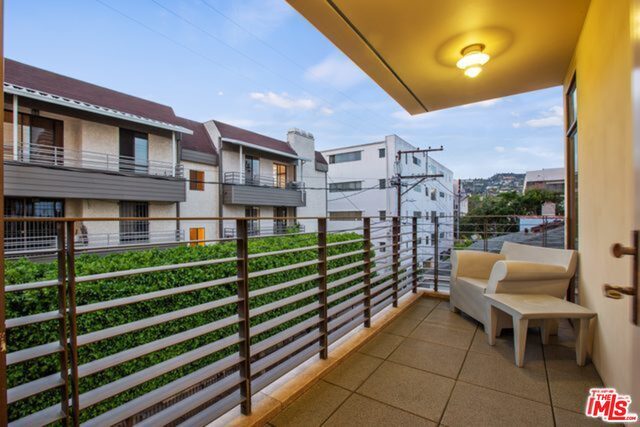 Building Photo - 447 N Doheny Dr
