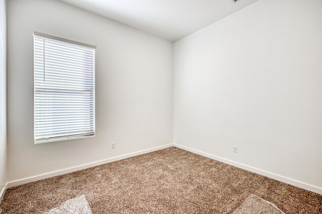 Building Photo - Beautiful East side House 4 bed-2.5 baths, part of The Overlook Casa Club that includes Swimming ...