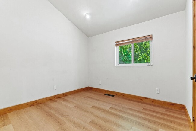 Building Photo - Stunning Fully Renovated 2 Bedroom, 1 Bath...